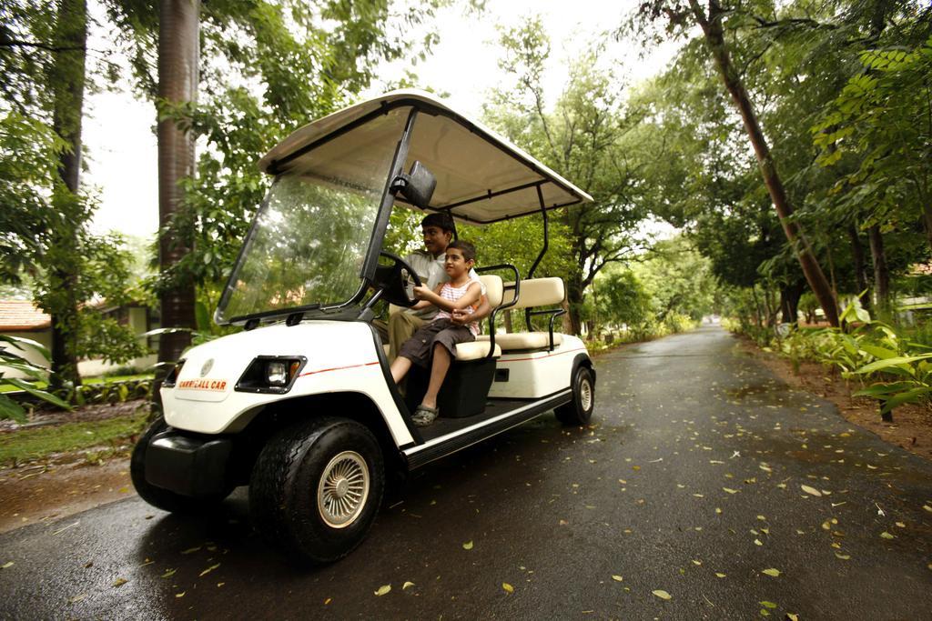 Heritage Мадурай Екстериор снимка A 4-seater golf cart