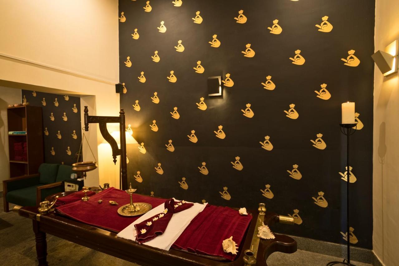 Heritage Мадурай Екстериор снимка Ayurvedic massage table