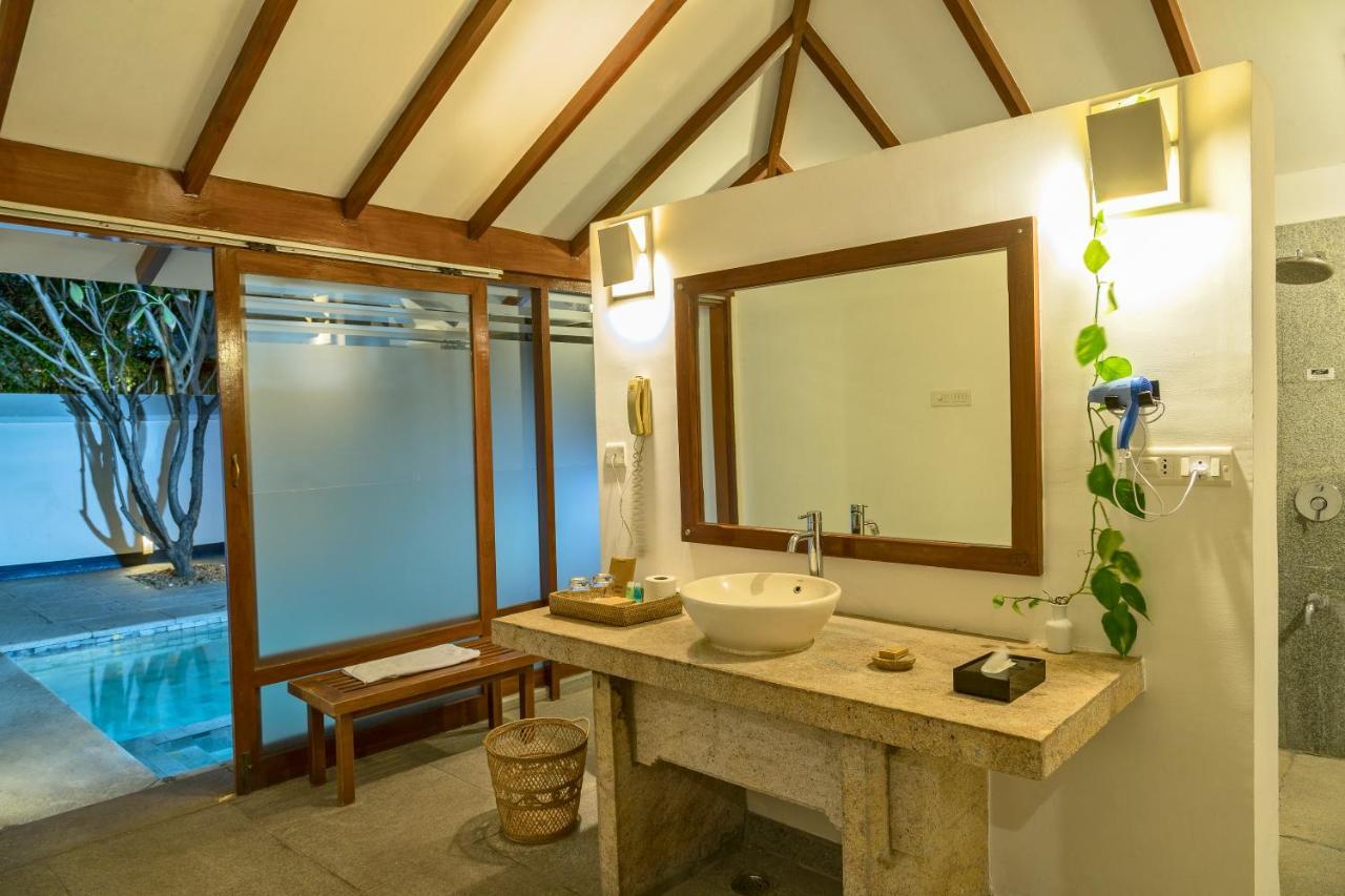 Heritage Мадурай Екстериор снимка Bathroom of a beach villa