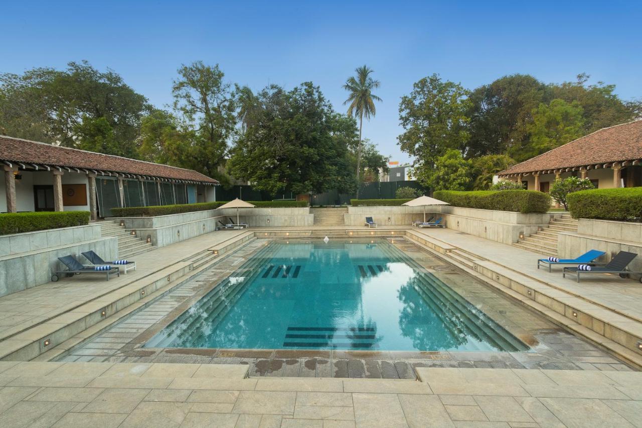 Heritage Мадурай Екстериор снимка The swimming pool at the Taj Bengal